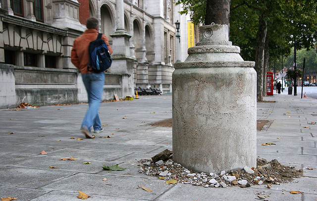 Dface concrete spray can