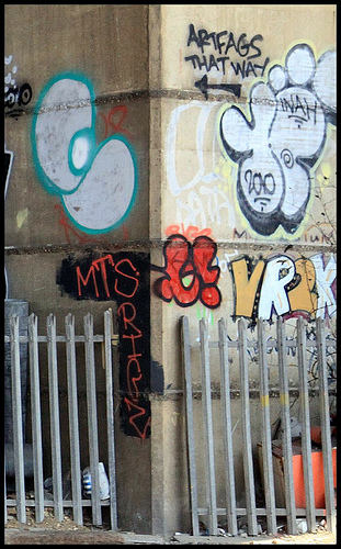 10foot 'artfags that way'