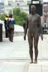 anthony_gormley_naked_statue.jpg (49888 bytes)