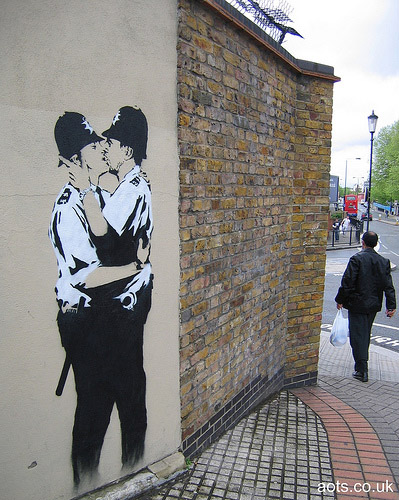 Banksy kissing coppers