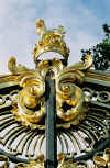 buckingham_palace_gates.jpg (85180 bytes)