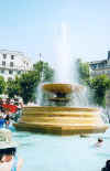 pglondonTRAFALGARfountain.jpg (24200 bytes)