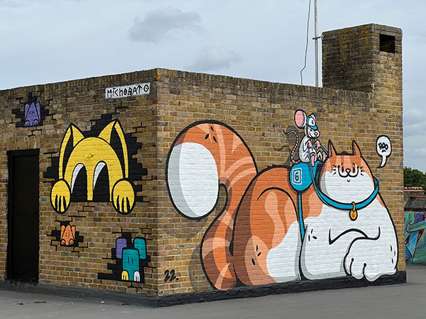 Roo street art cat