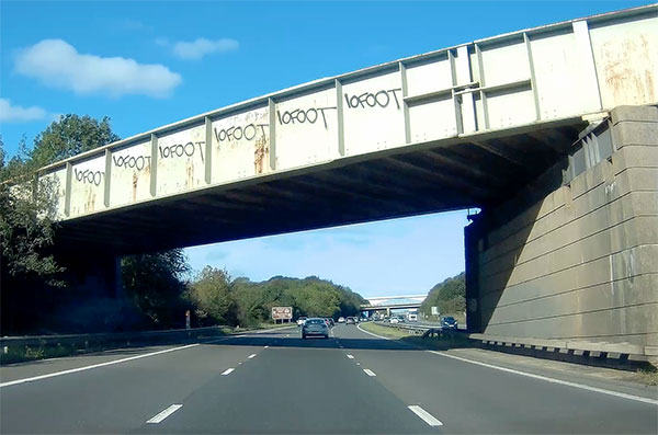 10Foot on a bridge on the M1