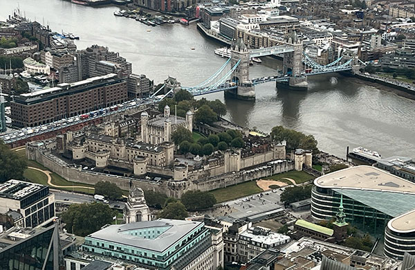ower of London and Tower Bridge from Horizon 22