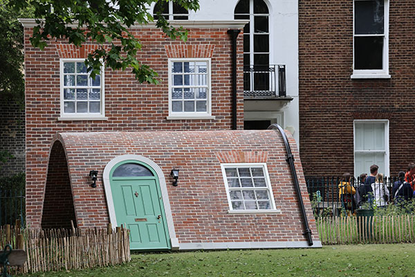 Alex Chinneck - 'A Week At The Knees'